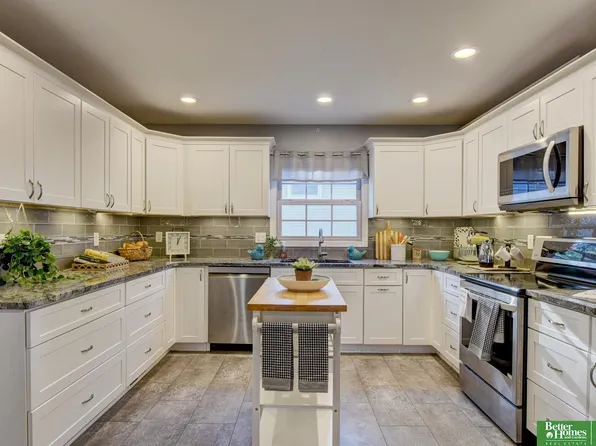 1629 Post Dr, Omaha, NE 68114