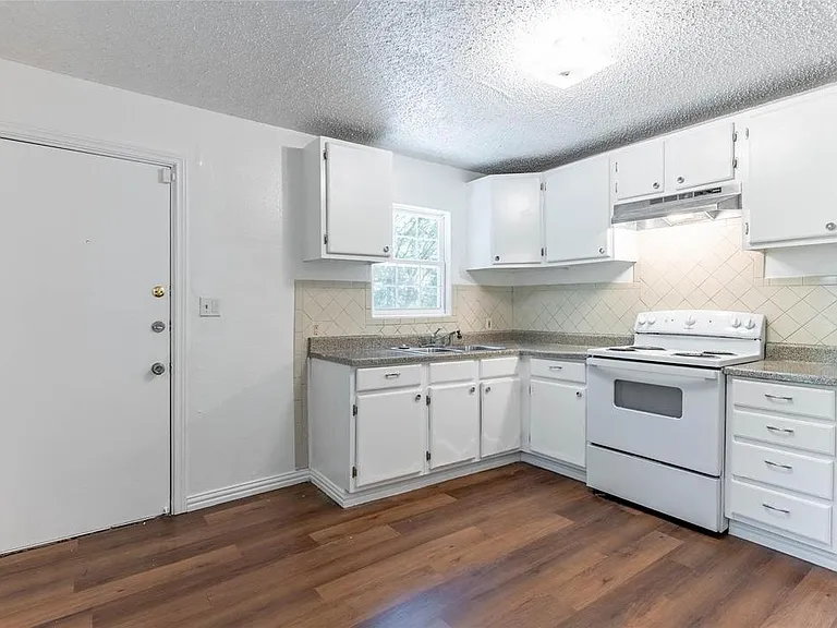 1115 S Frances St — Photo 3