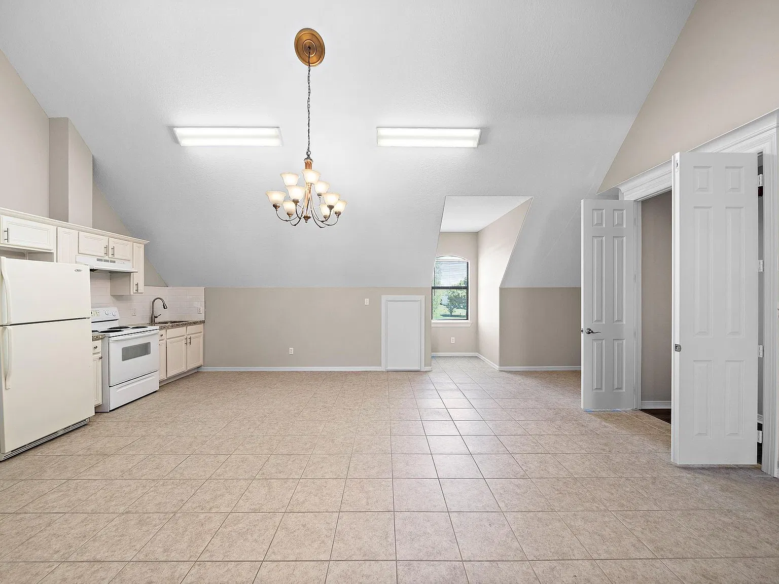 2 bed, 1.0 bath, 1200 sqft, $1,400 — Photo 4
