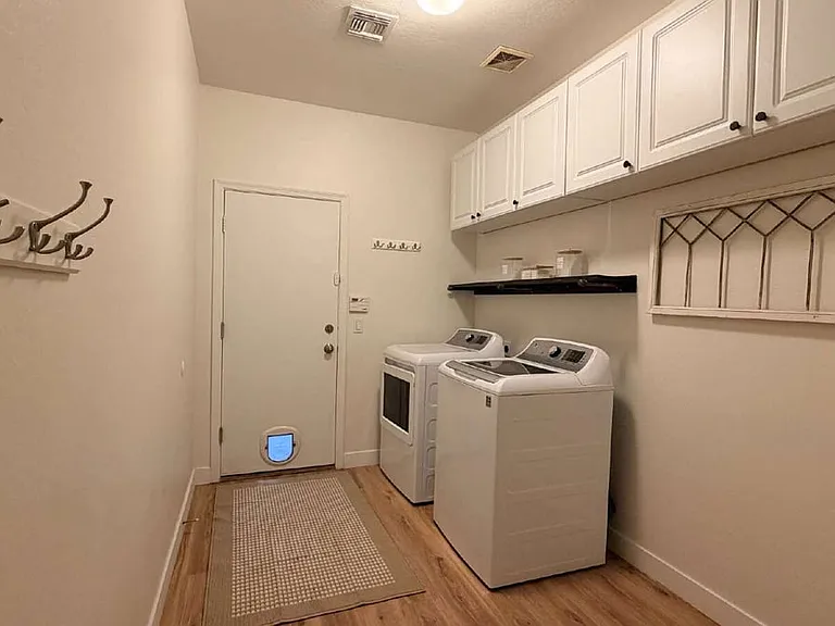 1121 E Powell Way — Photo 15