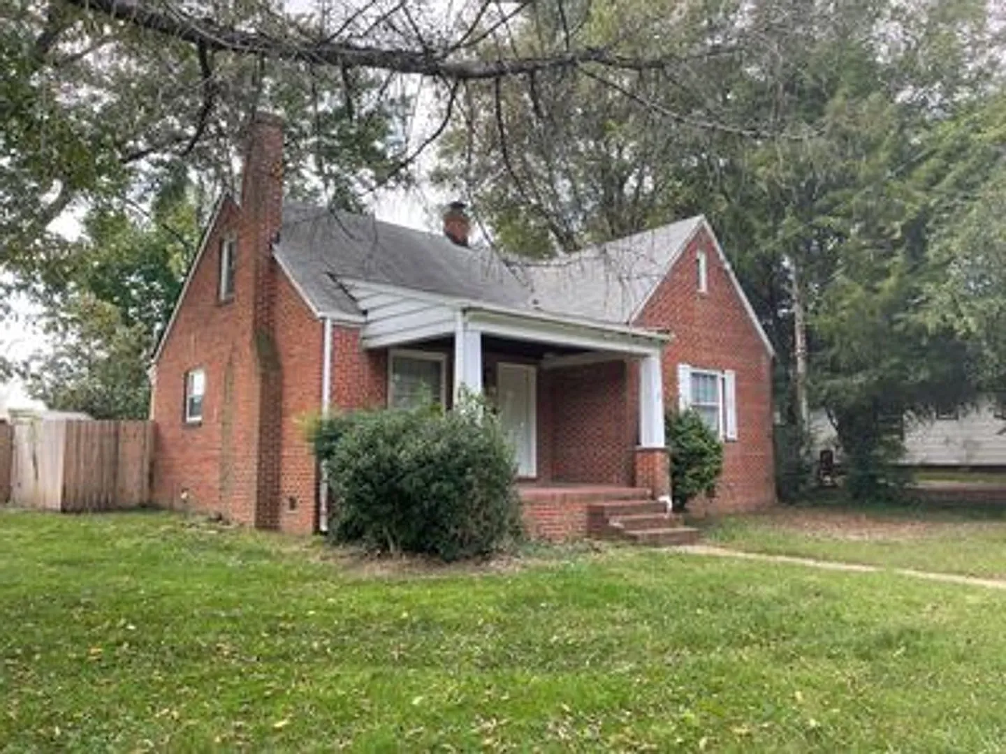 3 Bed 1 Bath House with Huge Yard! — Photo 4