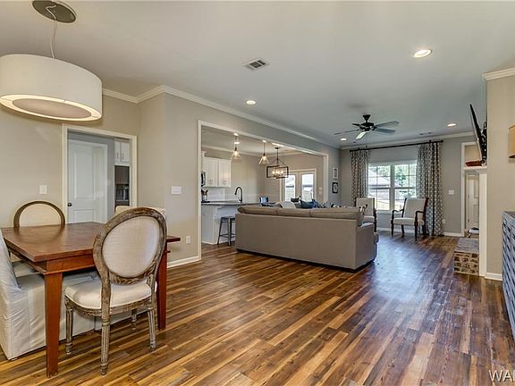 3rd image of 543 Shelby Cir