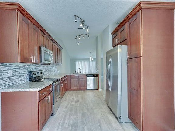 5th image of 77 Fawlkland Cir