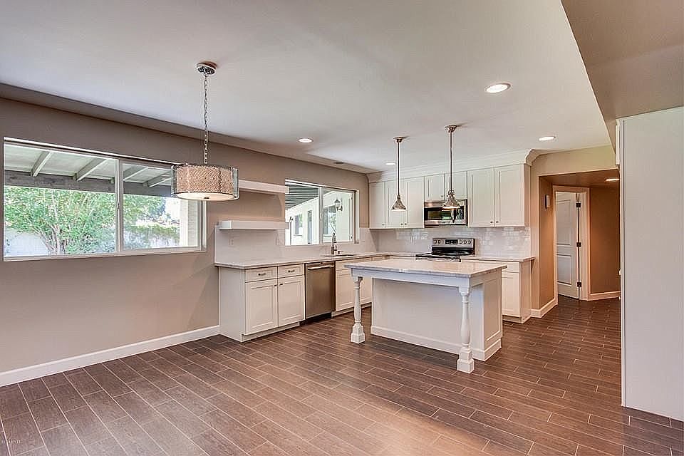 2nd image of 1061 E Fawn Cir