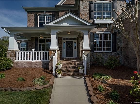 3rd image of 712 Wandering Way Dr