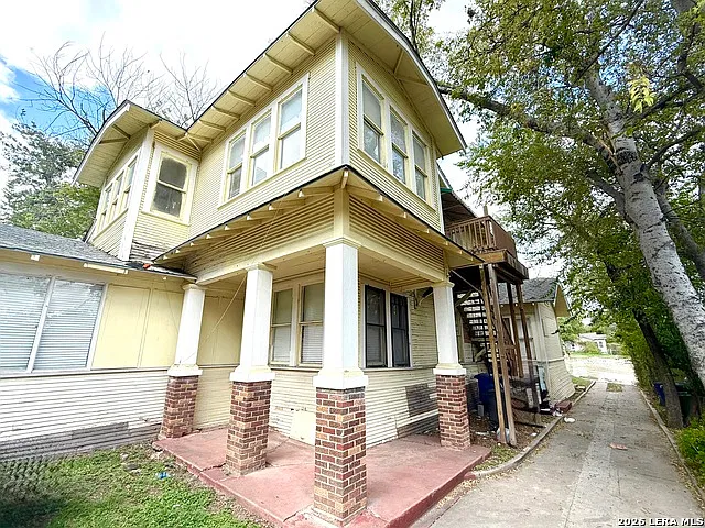 2 bed, 1.0 bath, 1104 sqft, $999 — Photo 2
