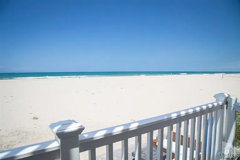 4025 Ocean Dr — Photo 3