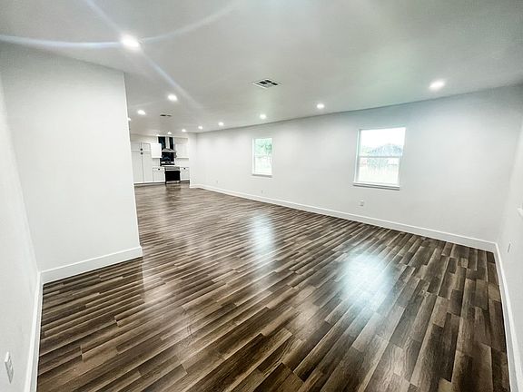 5th image of 305 Pine St