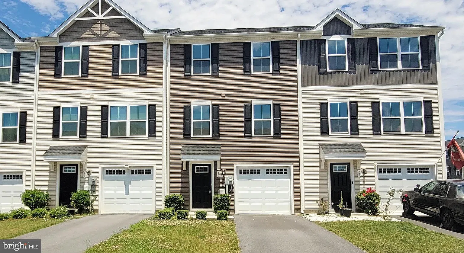 4 bed, 2.5 bath, 3200 sqft, $1,799 — Photo 1