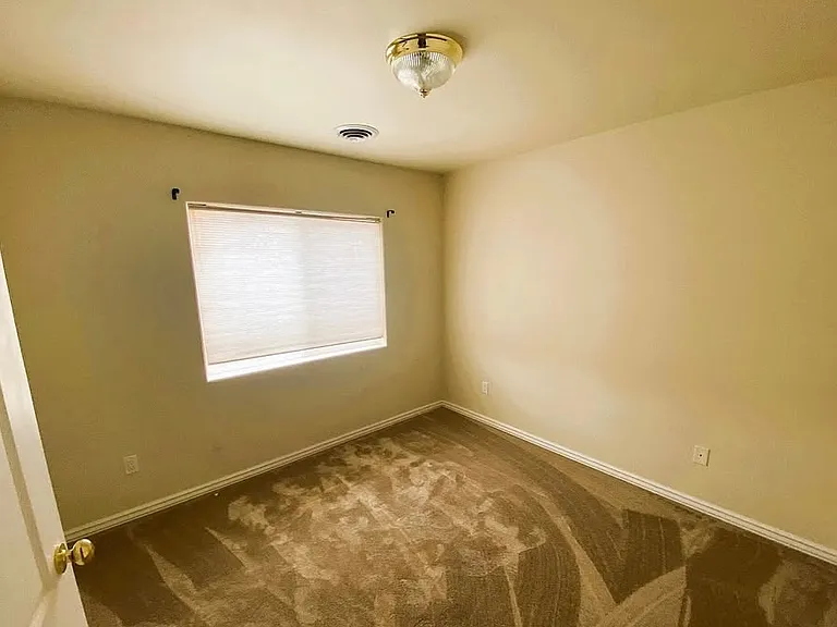 1912 Hollyhock Cir — Photo 32