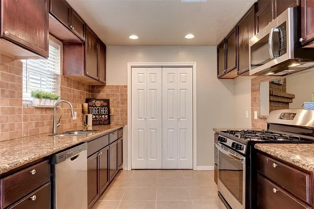 3 bed, 2.0 bath, 1381 sqft, $1,750 — Photo 2