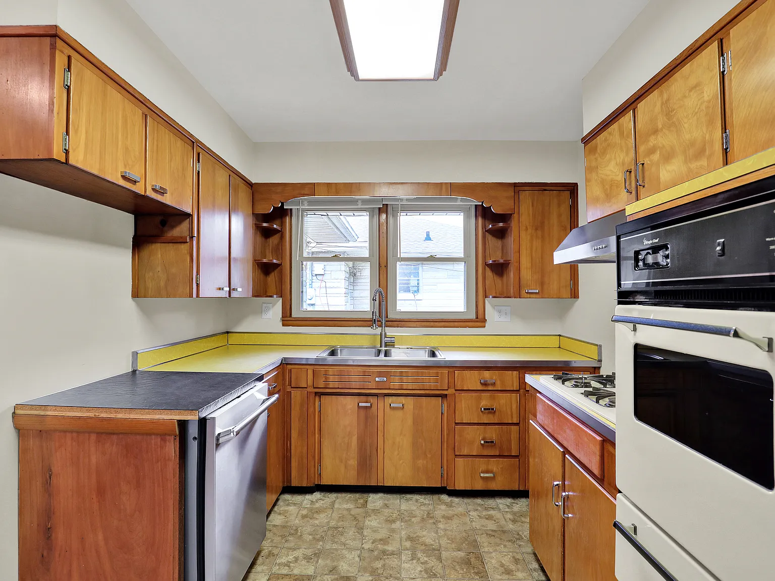 3 bed, 1350 sqft, $2,700 — Photo 2