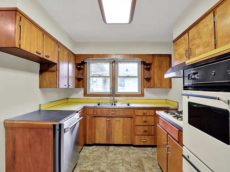 905 S Henderson St — Photo 2