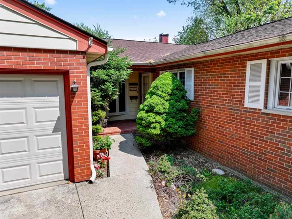 137 N Clark Dr, Palatine, IL 60074