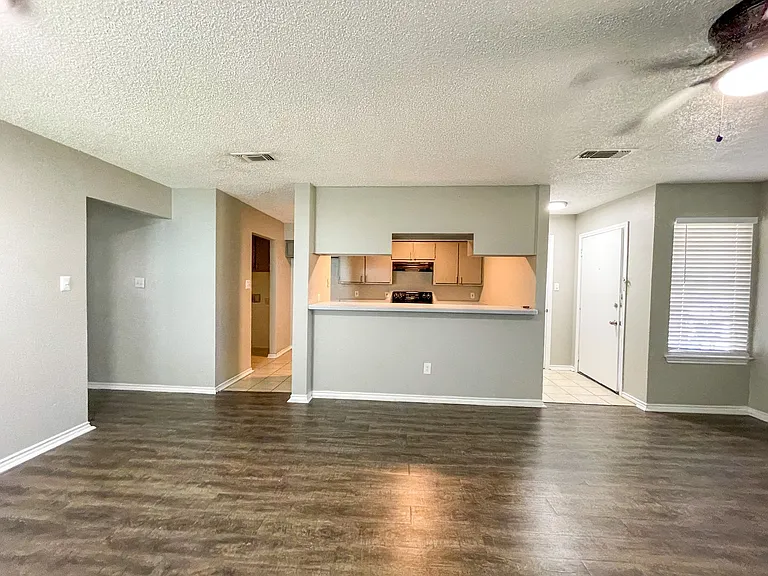 3334 Heritage Ln — Photo 6