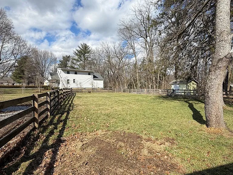 236 Lakeview Dr — Photo 23