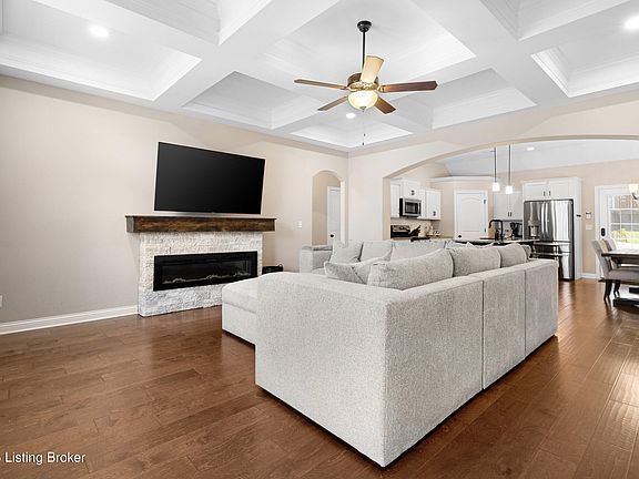 2nd image of 544 W Woodlake Cir