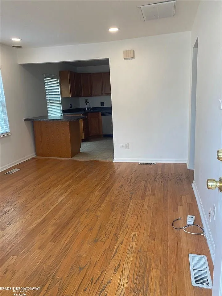 2 bed, 1.0 bath, 896 sqft, $1,500 — Photo 3