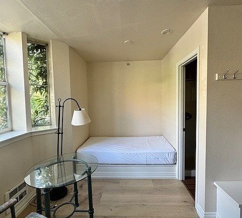 4th image of 1409 Queen Anne Ave N #101