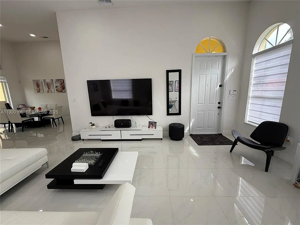 3 bed, 2.0 bath, 1515 sqft, $3,800 — Photo 3