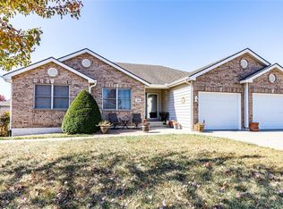 230 Rawlings Dr, Tonganoxie, KS 66086