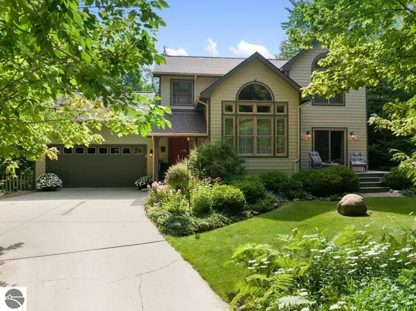 4862 Lake Shore Dr, Charlevoix, MI 49720