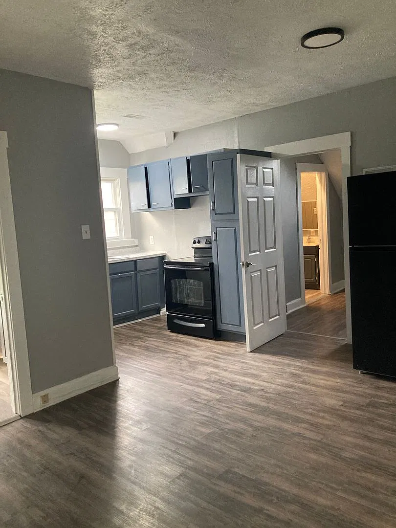 321 E Gilbert St — Photo 2