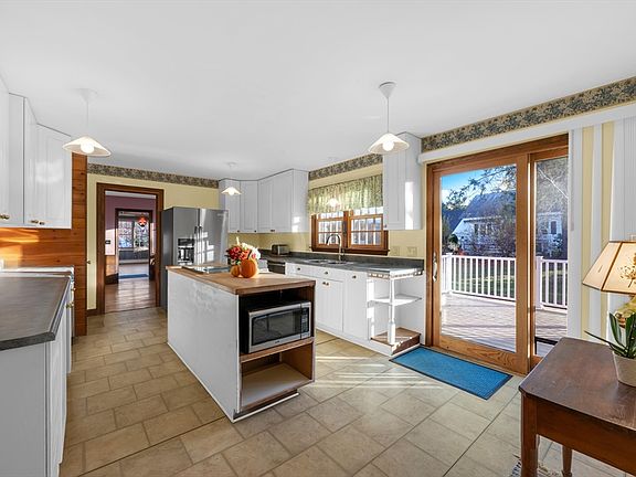 2nd image of 4 Pickett Ln
