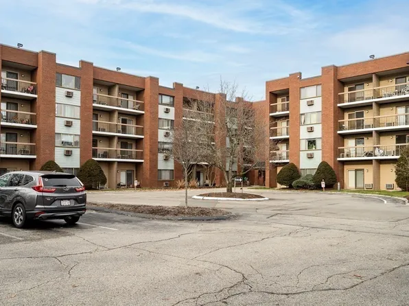 4975 Washington St #203, West Roxbury, MA 02132