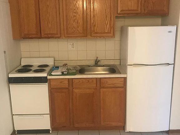 3rd image of 6041 W Montrose Ave