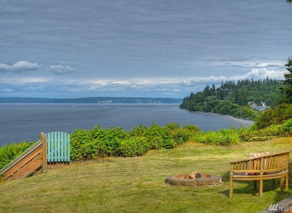 Large backyard and 100' of beachfront accessible via private stairs.