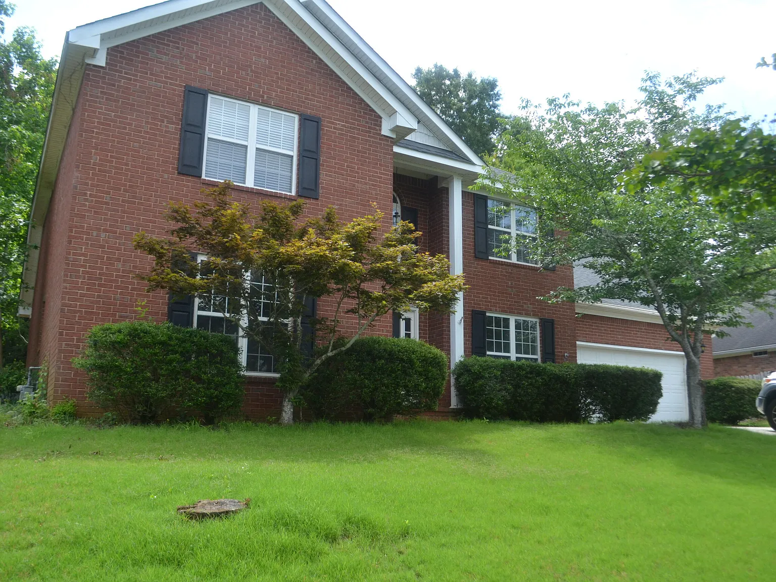 5 bed, 2.5 bath, 2786 sqft, $2,300 — Photo 2