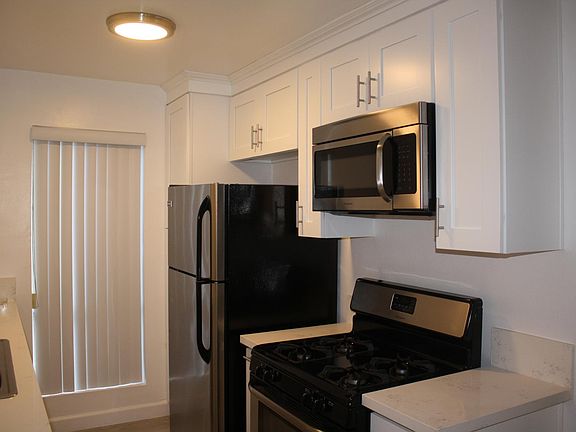 4th image of 904 Granville Ave APT 2