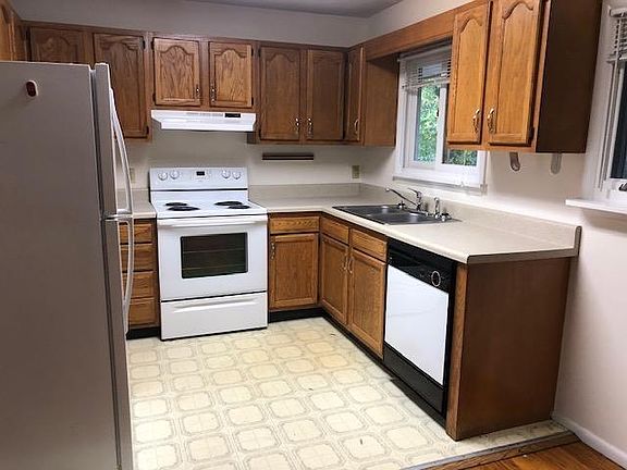3rd image of 35 Dogwood Ct