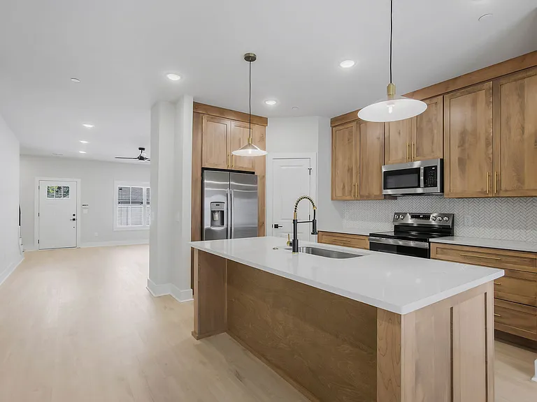 348 S Walnut Ave — Photo 4
