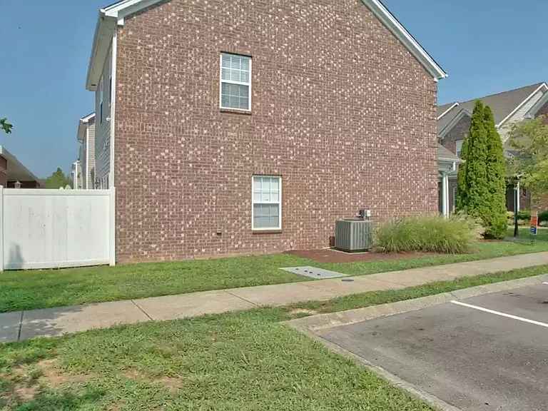 219 Rowlette Cir — Photo 16