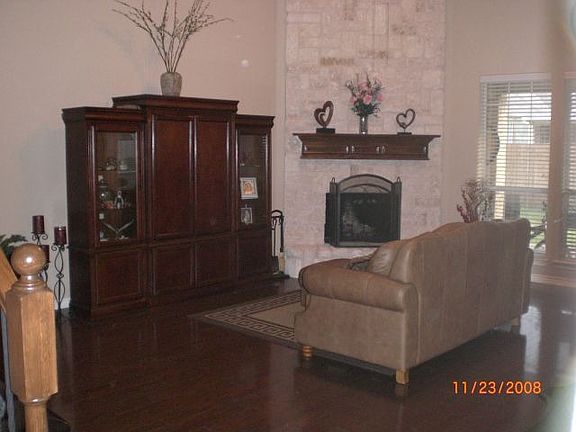 Large Family Rm with hardwood floors & corner fireplace