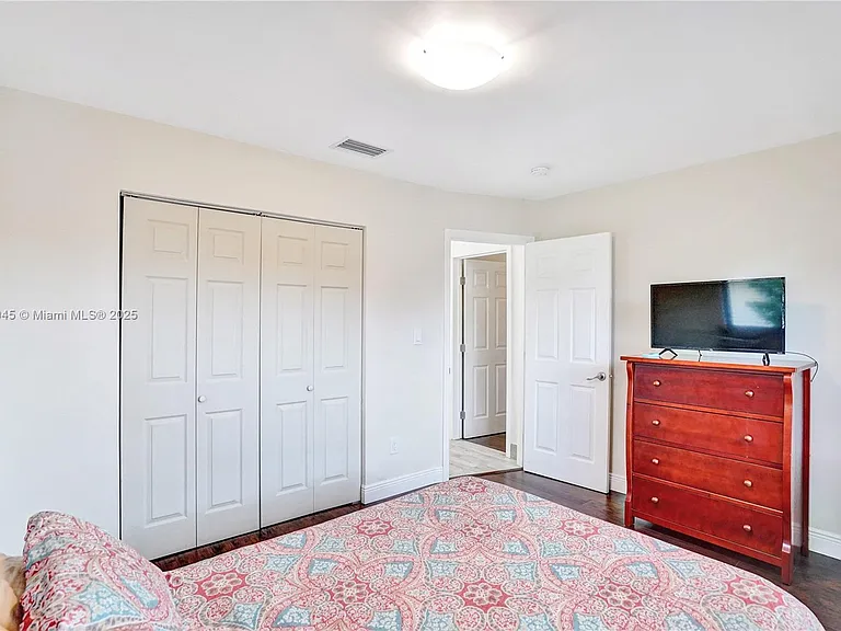 17000 NW 18th Ave — Photo 13