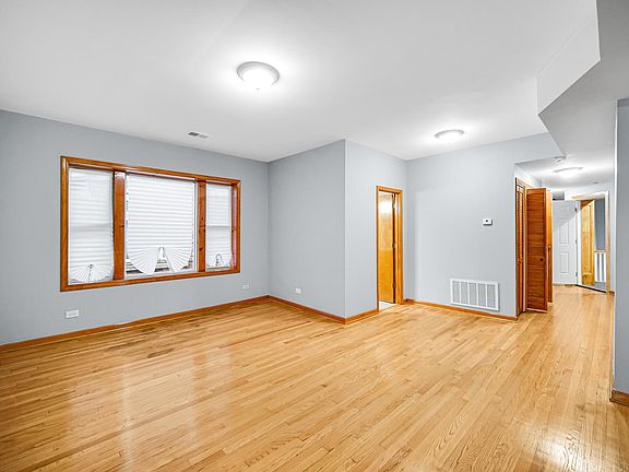 4th image of 8133 S Ingleside Ave #3N