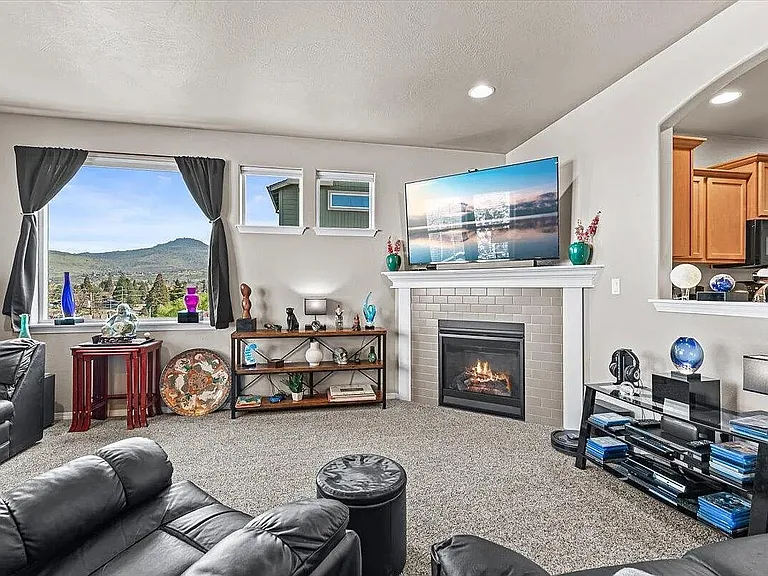 2264 College Way — Photo 4