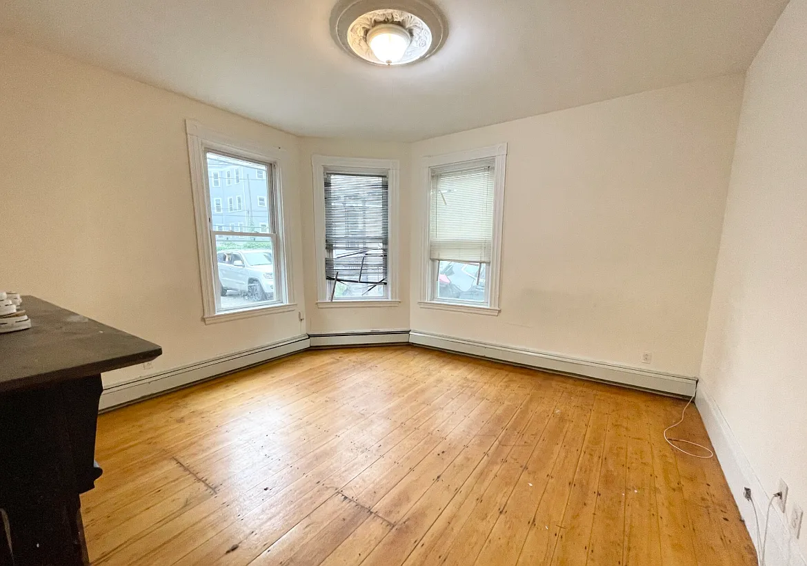 3 bed, 1.5 bath, 9999 sqft, $4,200 — Photo 3