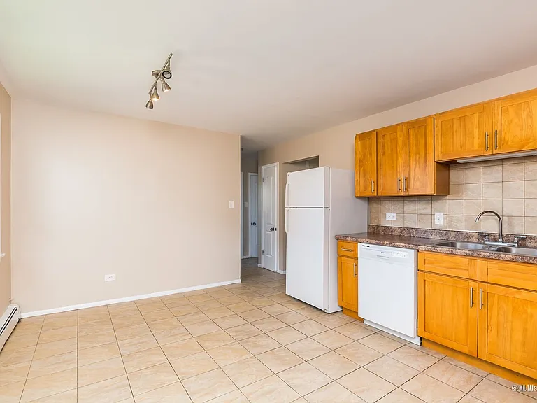 813 E Marquette Rd — Photo 3