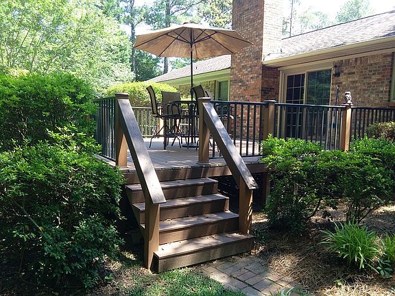 Deck on concrete slab of com