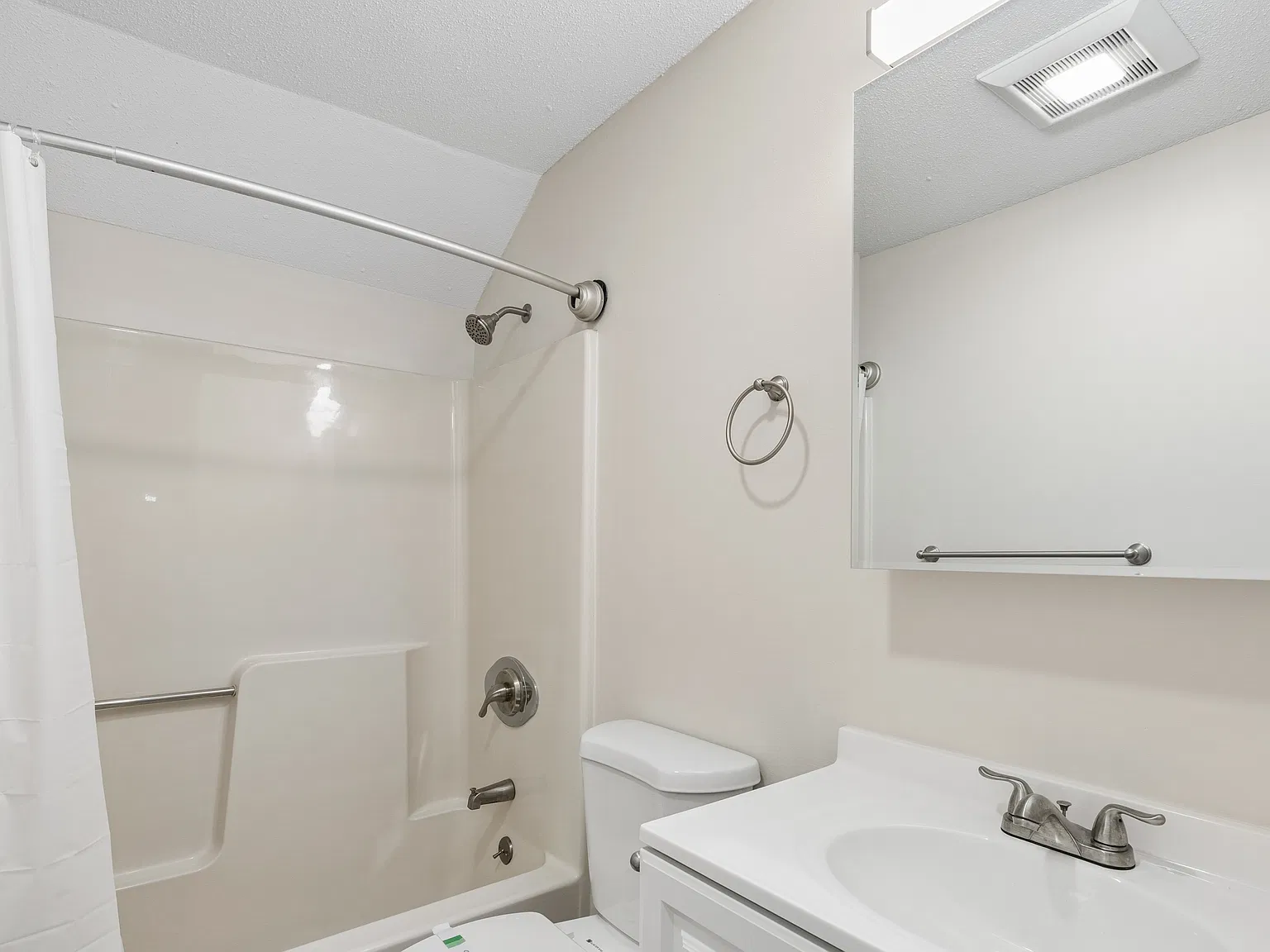 Country Brook Apartments — Photo 2