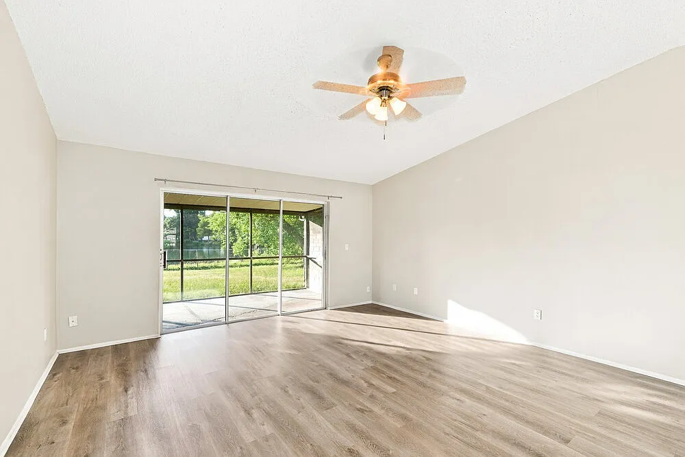 3 bed, 2.0 bath, 1289 sqft, $2,310 — Photo 3