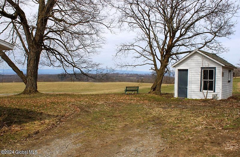 4th image of 131 Pope Hill Road