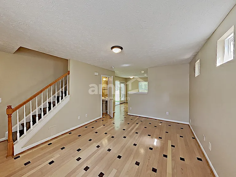 214 Oak Grove Ln — Photo 6