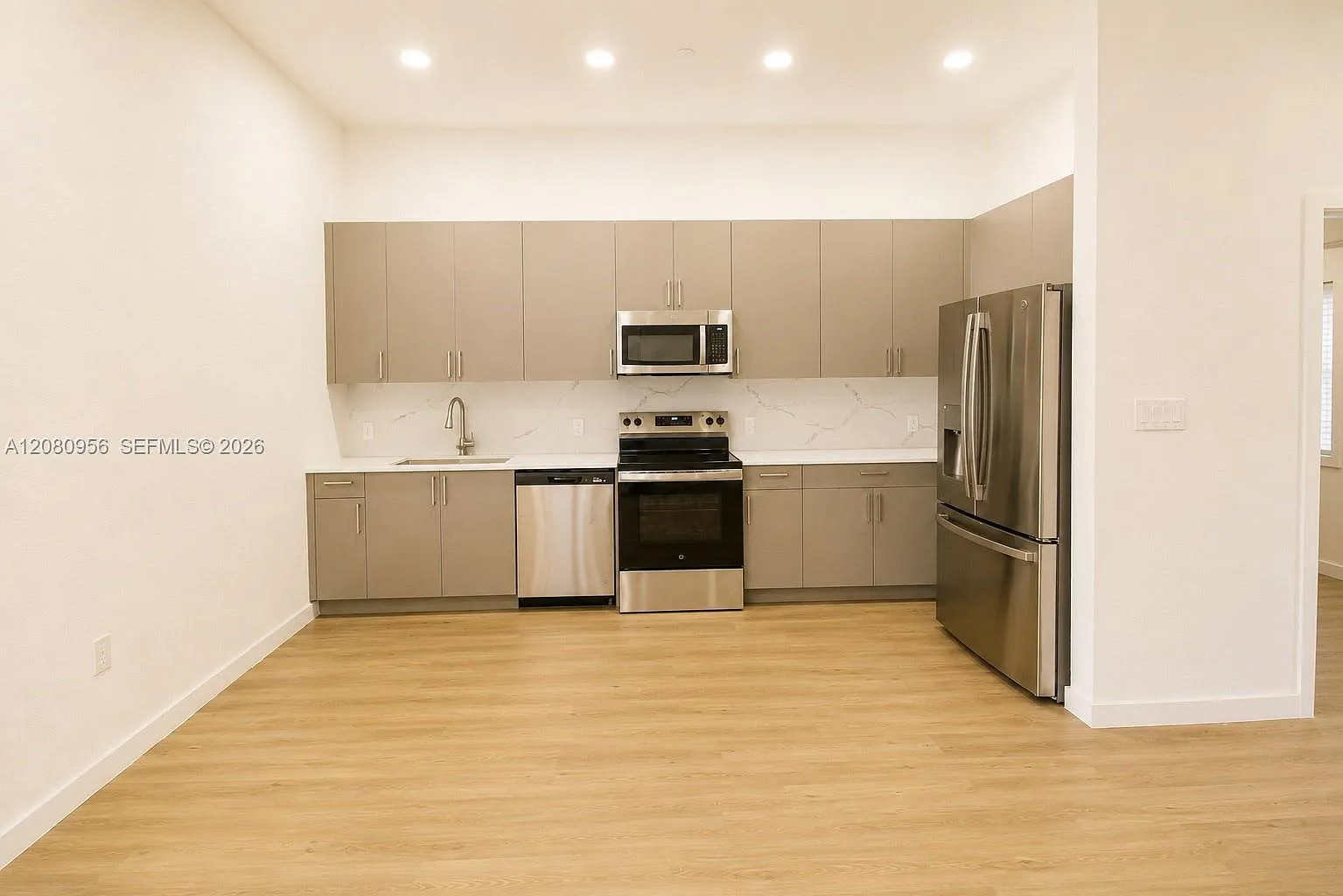3 bed, 2.0 bath, 1370 sqft, $3,550 — Photo 4