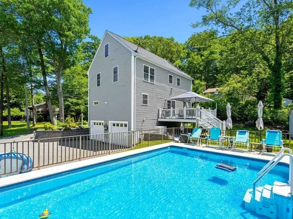 34 Amesbury Ave, Amesbury, MA 01913