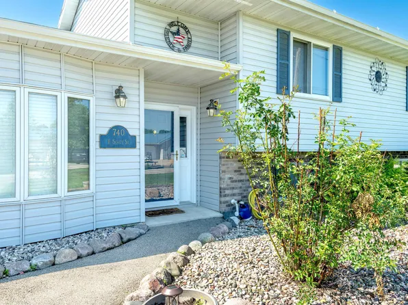 740 E Scott St, Omro, WI 54963